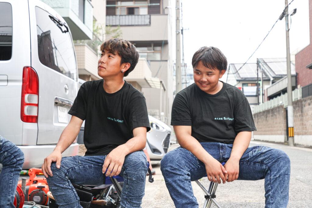 休憩中の社員の写真